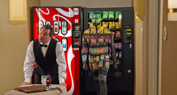 Rob Riggle si è sottoposto a 6 ore di body painting per mimetizzarsi con il distributore automatico.