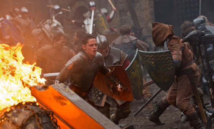 La battaglia di Biancaneve e il cacciatore (2012) contro la regina Ravenna