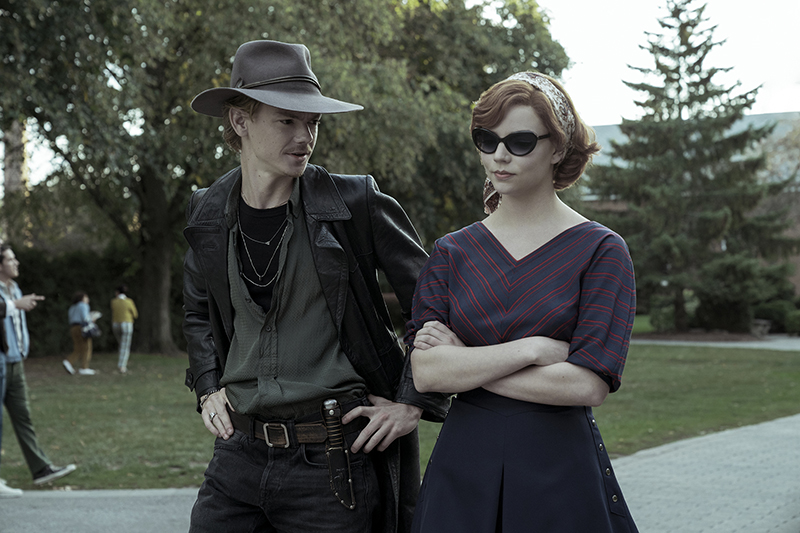THE QUEEN’S GAMBIT (L to R) THOMAS BRODIE-SANGSTER as BENNY and ANYA TAYLOR-JOY as BETH HARMON in episode 105 of THE QUEEN’S GAMBIT Cr. KEN WORONER/NETFLIX © 2020